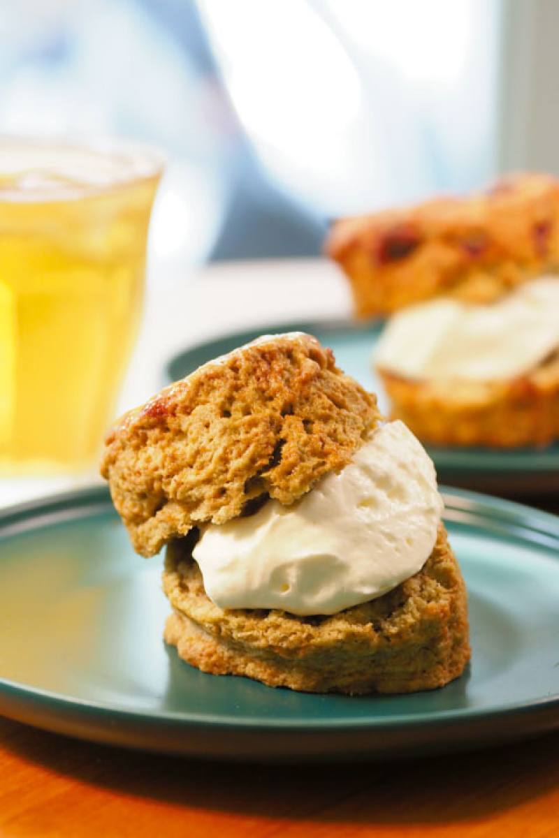 外層微酥、內裡鬆軟飽滿的司康，搭配微甜不膩的鮮奶油更溼潤滑順