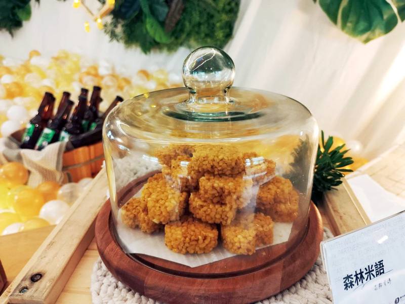 農業部林業及自然保育署2019年起推動林下經濟，阿里山森林已推出多樣好物，最近再添特色產品，包括千種花蜜釀的啤酒，以及老少咸宜的花粉米餅，特色為金黃色心形，充滿森林蜜花粉的香氣，14日在台北舉行產品發表會。（小提醒：禁止酒駕，飲酒勿開車，飲酒過量，有害健康。）