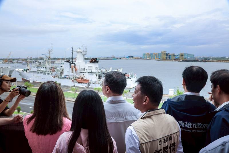 行政院長卓榮泰視察高雄興達港海巡基地碼頭整建及浚深工程