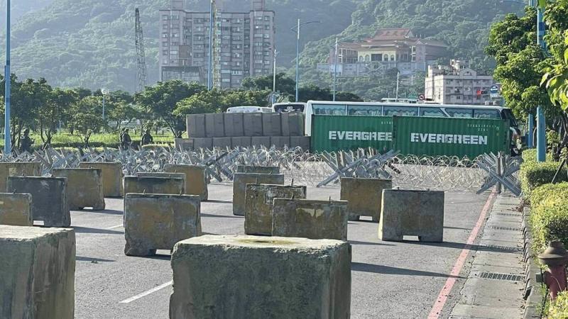 陸軍在八里區商港九路由外至內設置6道阻絕，分別為水泥塊、紐澤西護欄、鋼刺蝟及蛇腹型鐵絲網、機動阻絕器材（HESCO）、貨櫃，以及動員來的遊覽車等大型車輛作為第6道堵絕。（國軍第三作戰區提供）