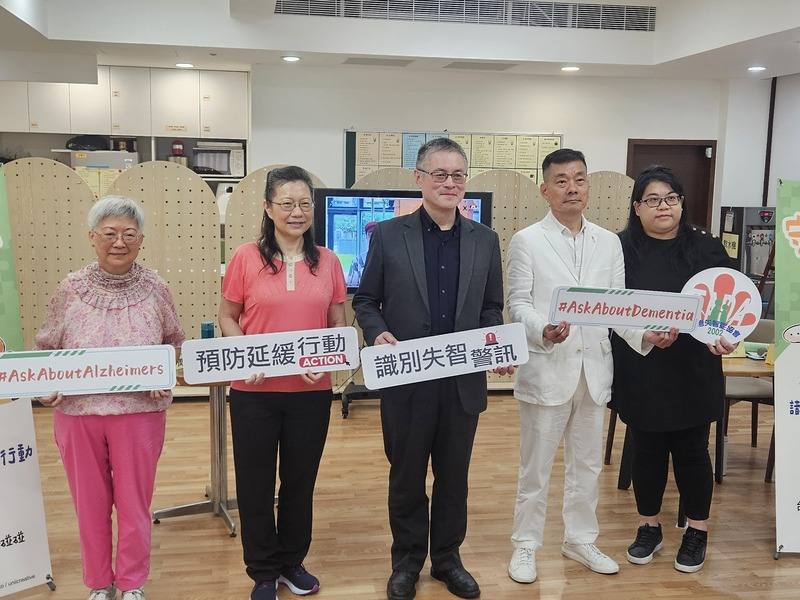 台灣失智症協會15日舉行記者會推出「失智症10大警訊」與「預防失智現在開始」等宣導素材，台北榮民總醫院失智治療及研究中心主任王培寧（左2）指出，預防與延緩失智症建議掌握「趨吉避凶」原則，鼓勵民眾保護視力與聽力、降低空氣污染暴露等