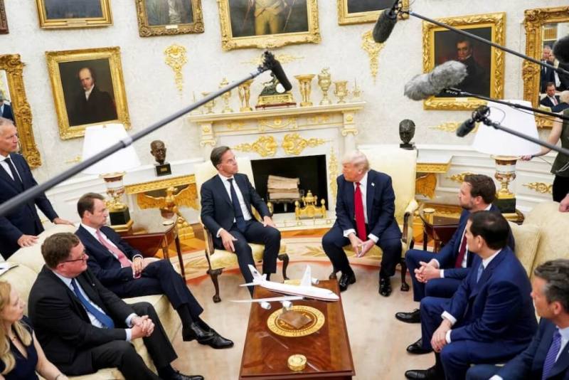 美國總統川普（前排右4）14日與北約秘書長呂特（前排左4）在白宮會面。（路透社）