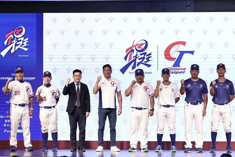 台灣三級棒球國家代表隊誓師大會14日在台北登場，教育部次長張廖萬堅（左3）、棒協理事長辜仲諒（左4）與U12代表李權恩（左2）、U15代表江金澄（右3）、U18代表王奕翔（右）以及各隊教練一同振臂合影