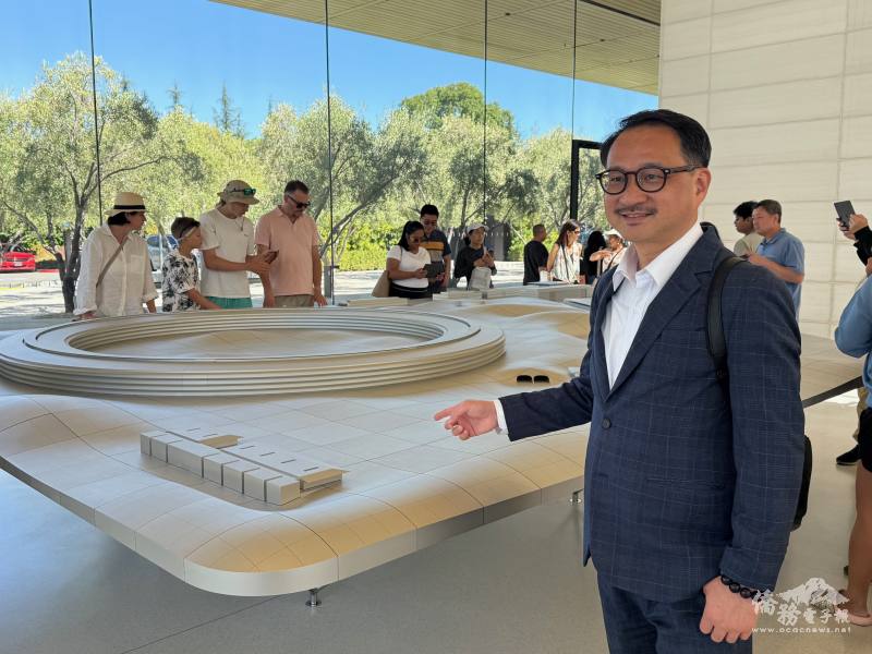 阮昭雄觀看Apple3D模型園區