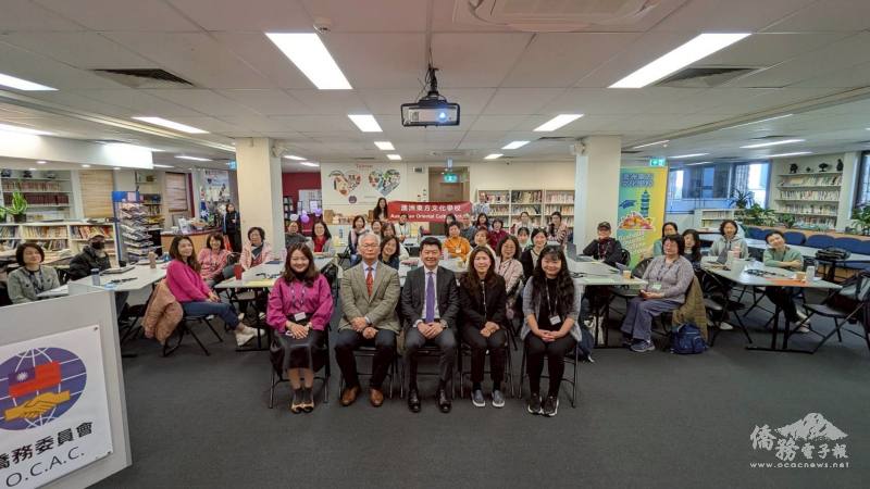 駐雪梨辦事處處長吳正偉與老師們合影