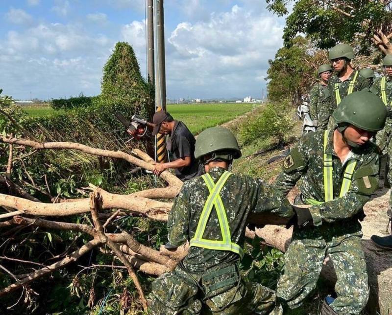 負責南台灣防務及救災的國軍第四作戰區15表示，持續派遣兵力協助台南12行政區災後復原。（四戰區提供）