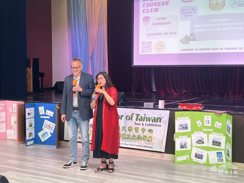 愛飛揚中文學校TCML校長單聖玲(右)和舊金山灣區大學（San Francisco Bay University）學生事務經理暨教師會主席 Michael Leinhos (左)合影