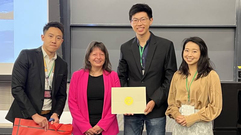 BTBA第13屆共會長羅維中（左），主持人姚俊辰（右二），共會長胡金儒（右一）頒發感謝狀給主題演講人Kornelia Polyak