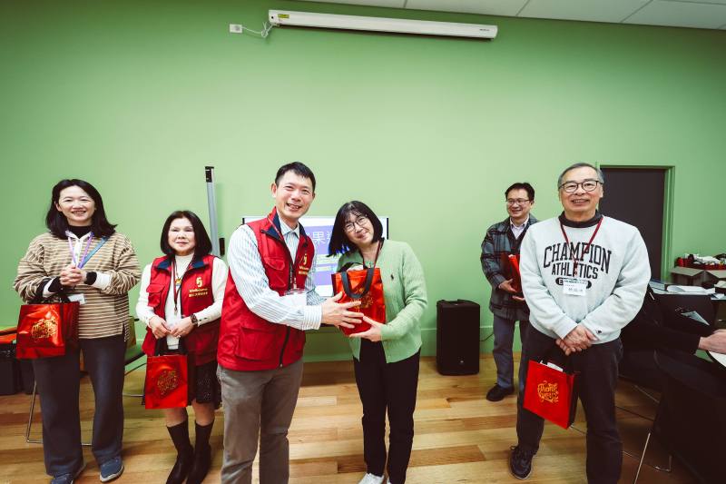 繆政峰頒發文化賓果贏家紀念品(輔仁大學墨爾本校友會提供)