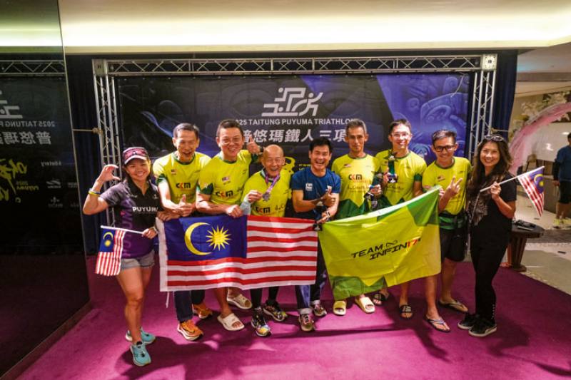 International sporting events are incorporating the ingenuity and charm of Taiwan’s cities and countryside. Here, Malaysia’s Team Infin17y Triathlon takes a group photo after winning several prizes in Taitung’s 2025 Puyuma Triathlon.