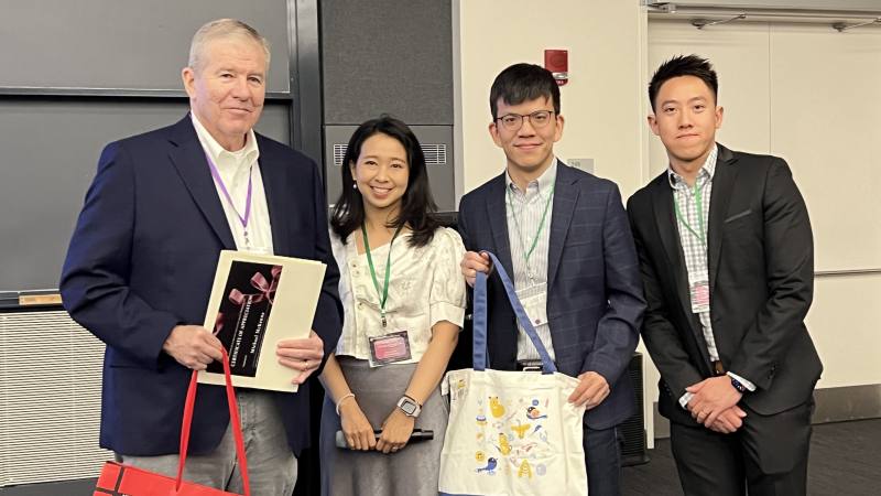 BTBA第13屆共會長羅維中（前右起），主持人廖廷尉，共會長胡金儒頒發感謝狀給主題演講人Michael McKenna