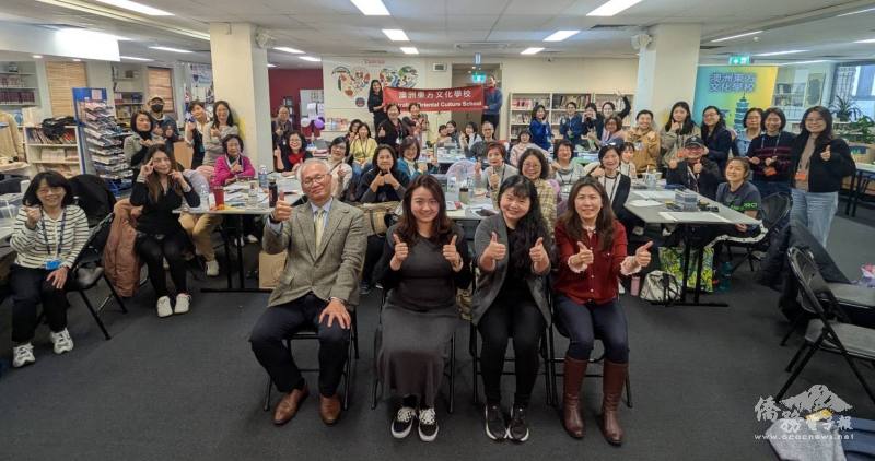 雪梨文教中心主任江佳慧與老師們結業式合影