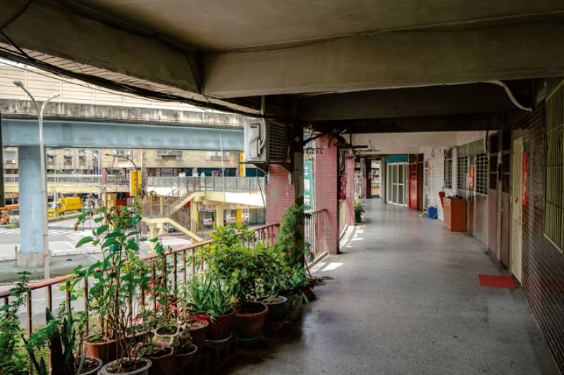 The pedestrian bridges connecting the second floors of buildings in the Huajiang Residences housing complex have featured in many TV and video productions.