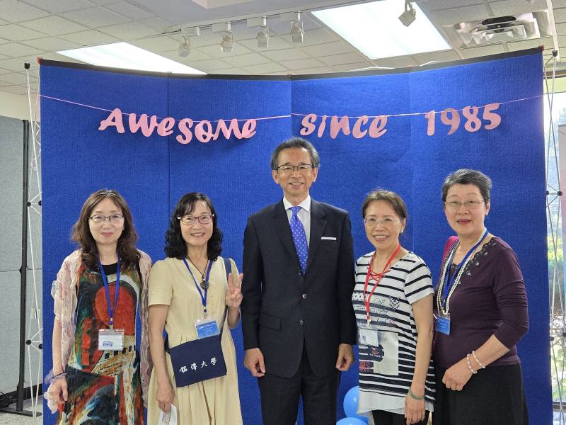 駐處梁毅鵬處長(中)與加西銘傳校友會代表合照