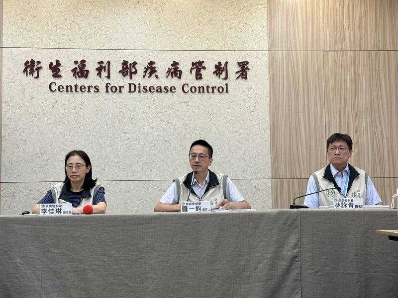 COVID-19（2019冠狀病毒疾病）疫情未歇，衛生福利部疾病管制署15日說明上週就診為2.9萬人次、降36%，但每週重症仍破百、死亡逾30例，還是處於相對高點，預估流行期將至8月初，民眾了解最新防疫政策資訊可至疾管署網站