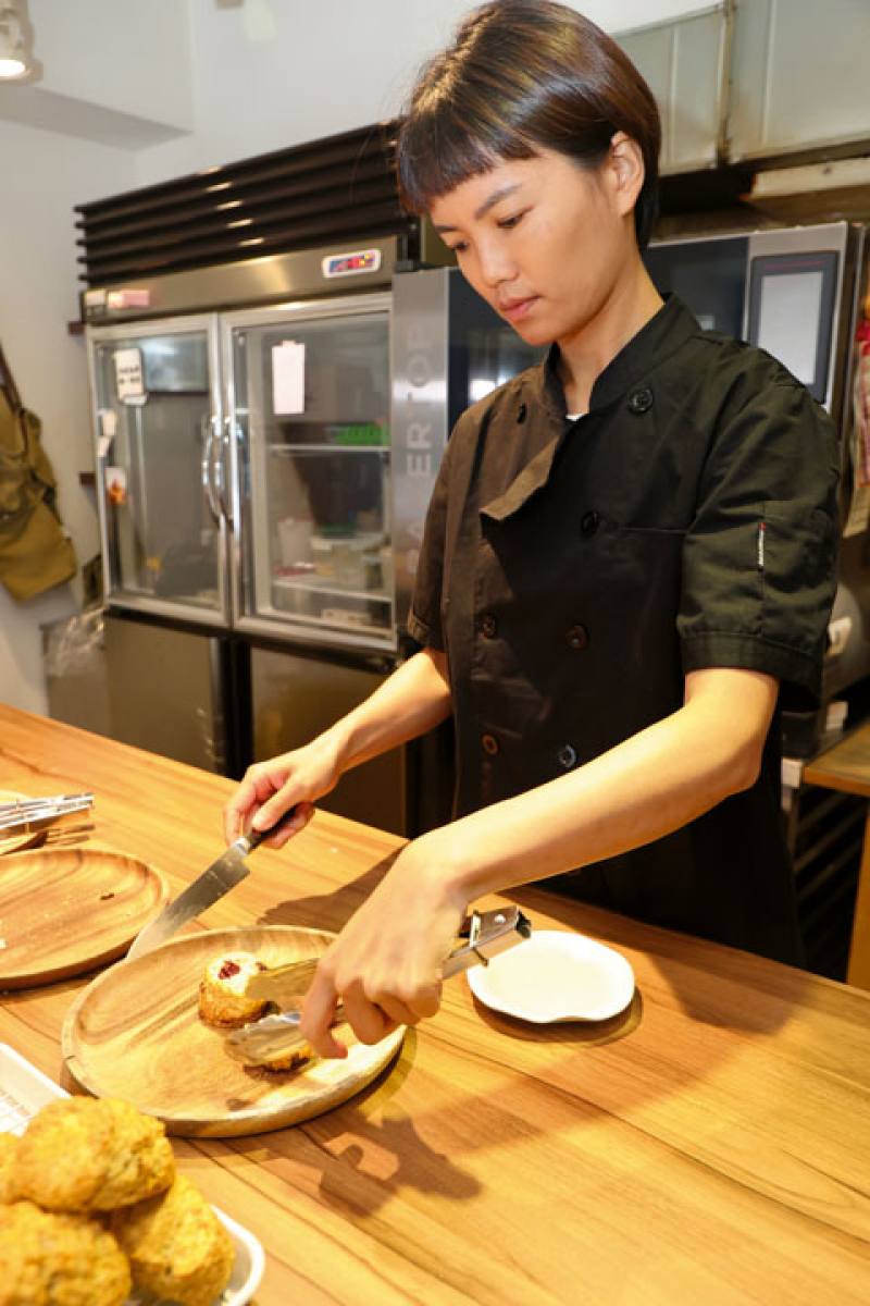 王欣瑜融入法式甜點的技法，開發千層司康等產品