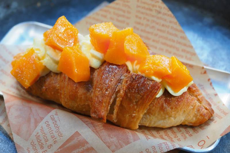 以台灣時令芒果裝飾的芒果可頌，屬於精品型可頌