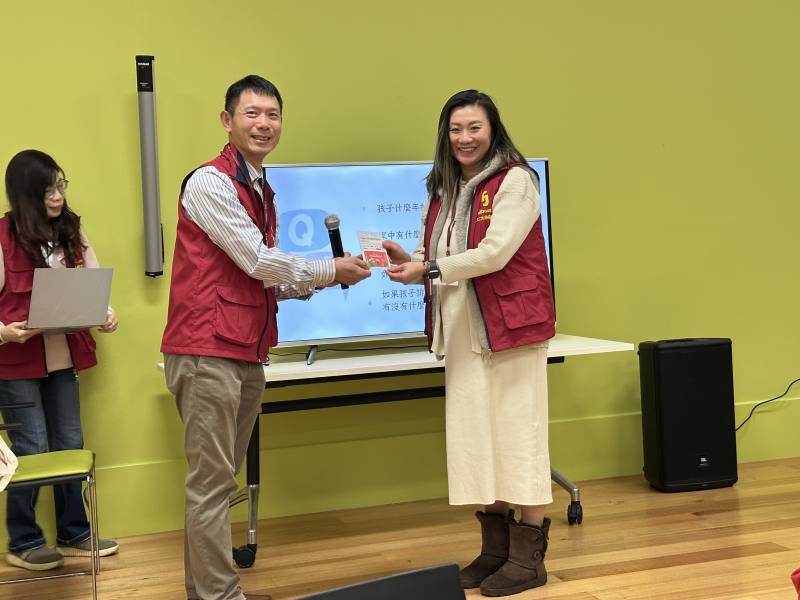 輔仁大學墨爾本校友會會長繆政峰致贈紀念禮品予講師許婷婷(輔仁大學墨爾本校友會提供)