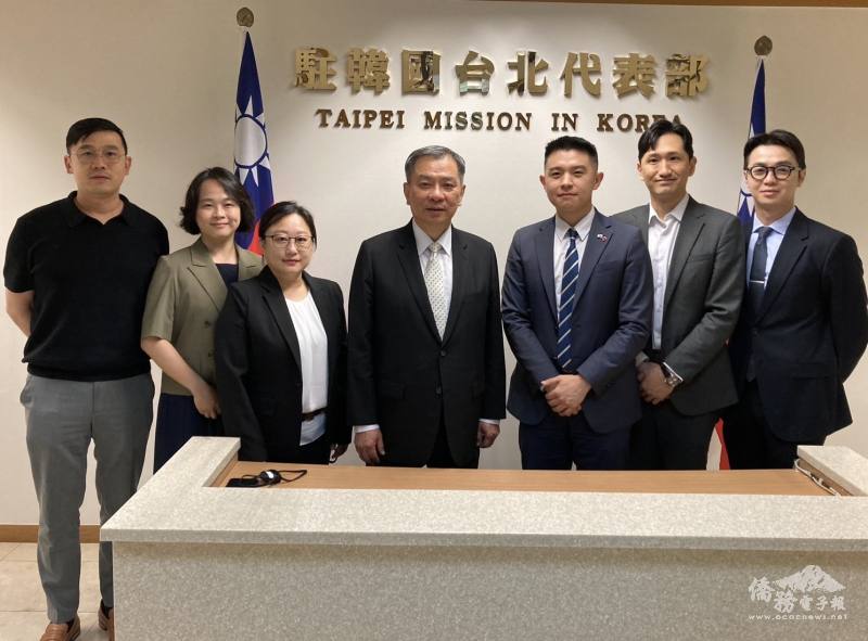 丘高偉與韓國臺灣商會總會合影