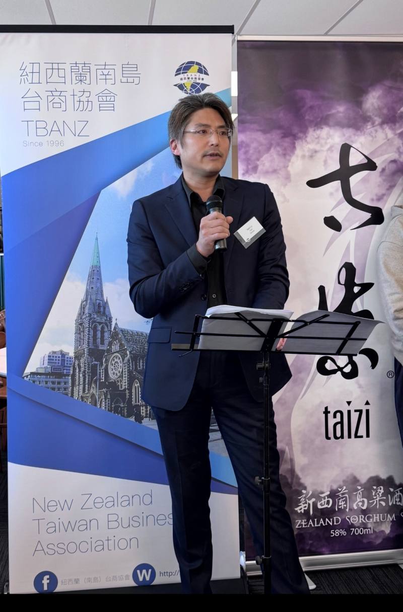 南島臺商協會副會長盧如尚以英語向蒞臨的來賓們做開場白