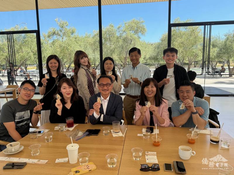 阮昭雄贈臺灣模型鑰匙圈給與會青年