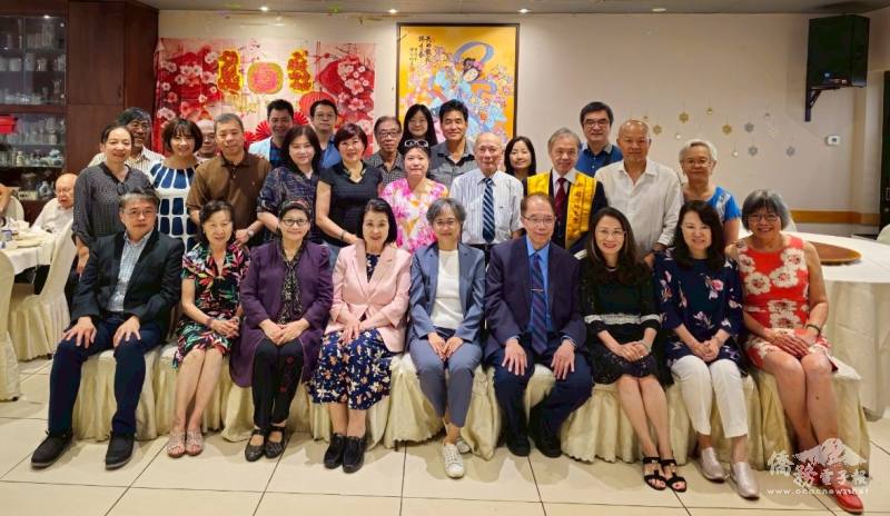 駐蒙特婁辦事處處長處長陳淑容(坐者中)與僑務榮譽職人員和各僑社會長會面暨合影