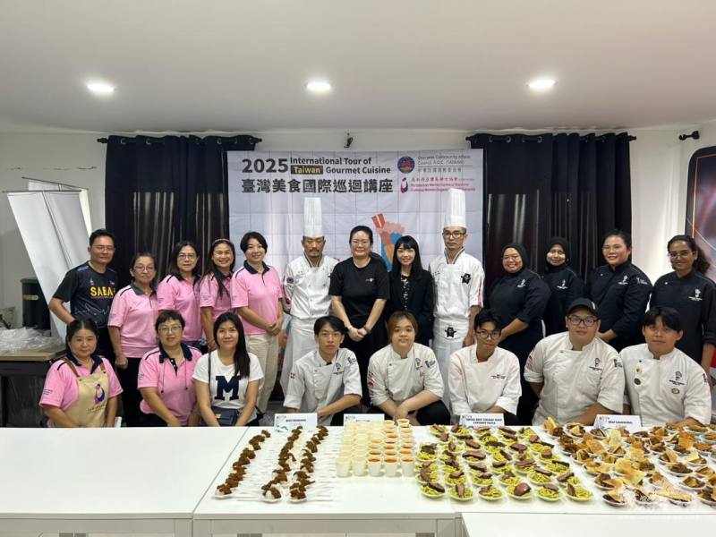 僑務組秘書宋怡穎、廚藝總監李佳其以及領班廖泰竣於芙蓉Ambitious Academy廚藝學院與寶島婦女協會理事們及廚藝學院學員合影