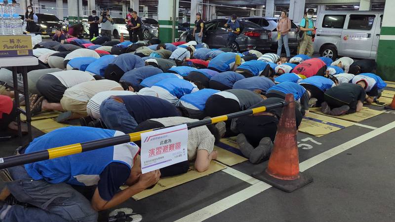 中部地區15日舉行城鎮韌性防空演習，台中市政府針對沙鹿區家樂福賣場演練，民眾採避難姿勢避難