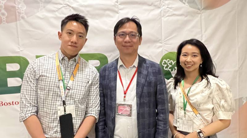 駐波士頓辦事處科技組組長蔡孟勳（中）恭喜BTBA第13屆共會長羅維中（左），胡金儒成功舉辦年會