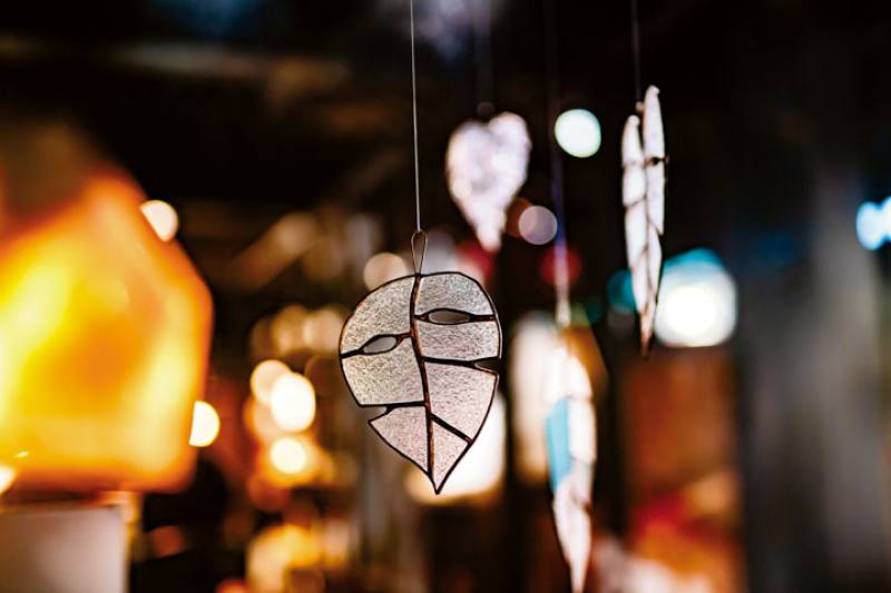 Zhong Xinying, owner of Ziai Studio, uses inlaying techniques to create glass artworks.