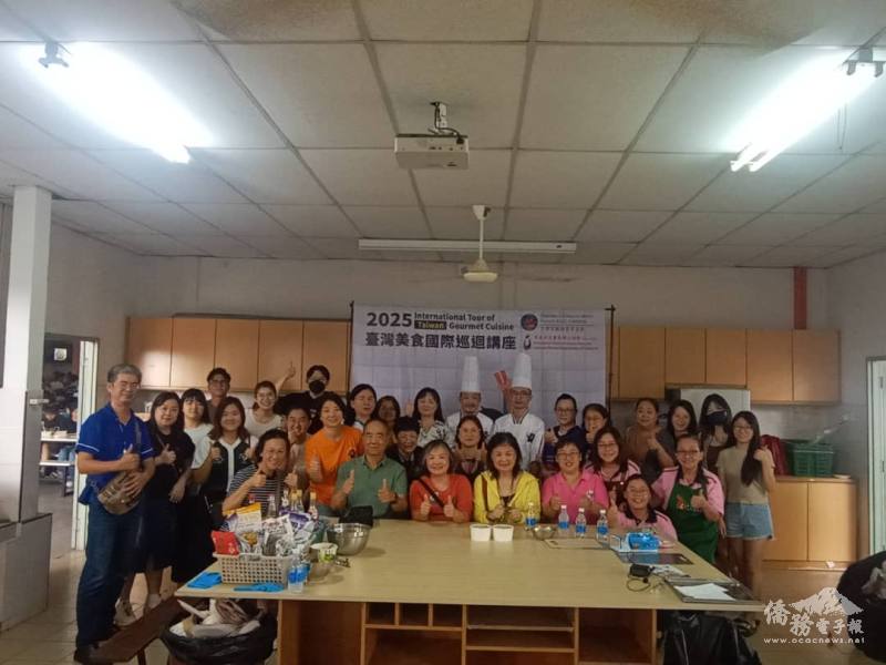 僑務組組長楊修瑋、李佳其及廖泰竣於芙蓉中華中學與民眾、家長及同學合影。