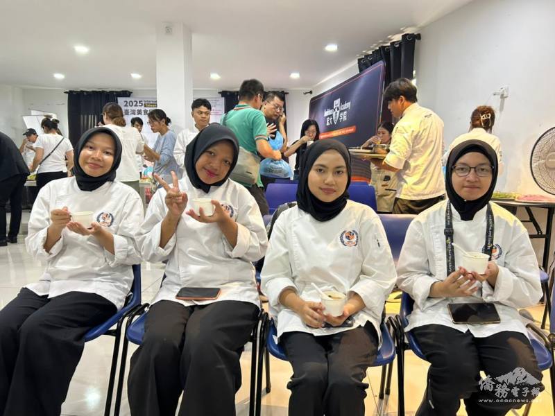 Ambitious Academy廚藝學院的穆斯林學員首次品嘗臺灣風味的蚵仔麵線