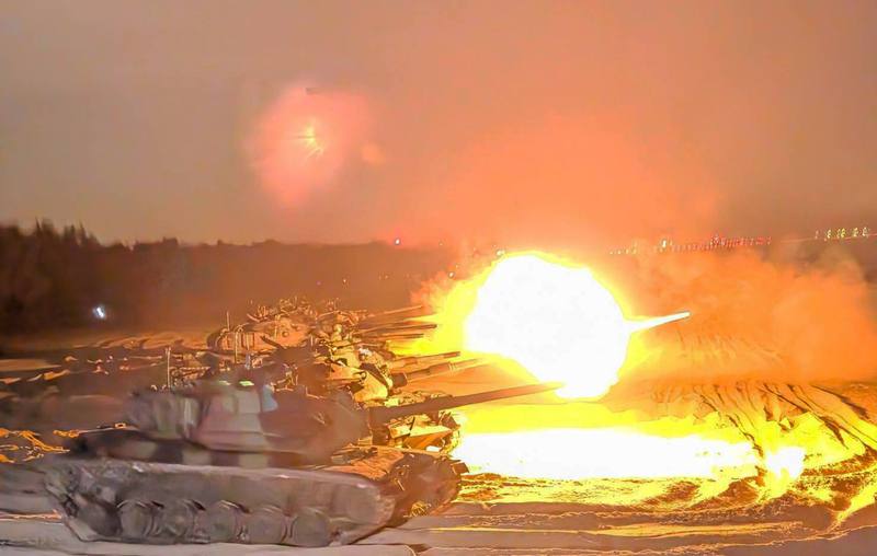 國軍「漢光41號」實兵操演14日進入第6天，金門防衛指揮部晚間與大膽、二膽、東碇等離島採取異地同時實施「聯合灘岸火殲」實彈射擊，場面震撼