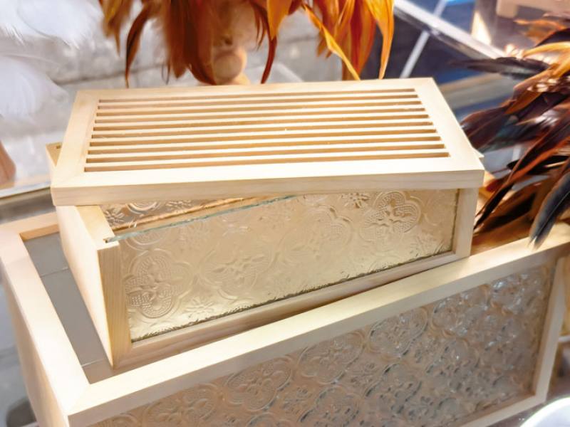 Mingshun Glass has worked with the craft design studio Hands, combining glass with carpentry to reintroduce the beauty of bygone days into our daily lives.