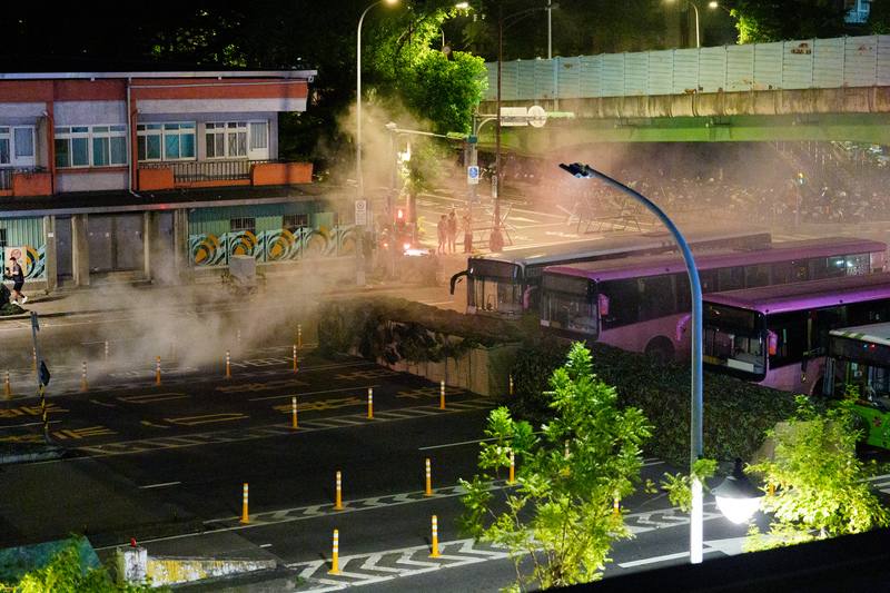 漢光41號實兵操演15日進入第7天，為強化中樞安全，憲兵凌晨全線封鎖萬板大橋實施橋樑守備演練