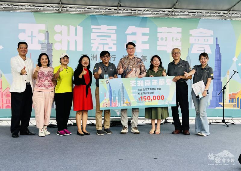 張良民（右2）見證捐贈儀式