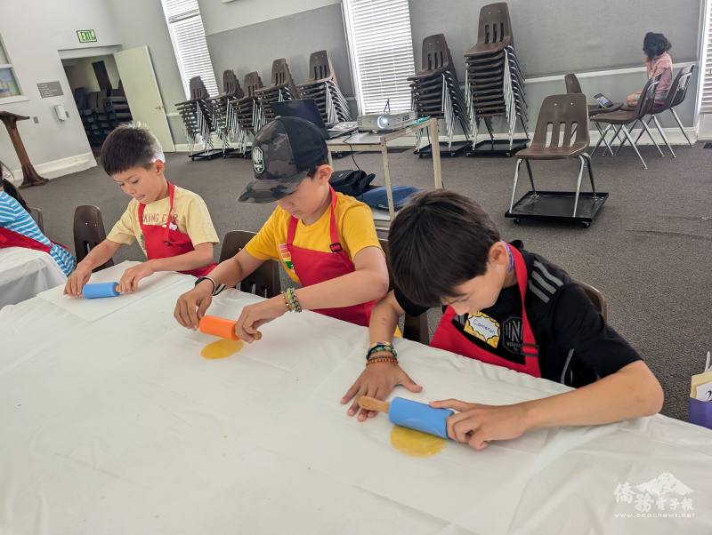 學生用擀麵棍製作蔥油餅