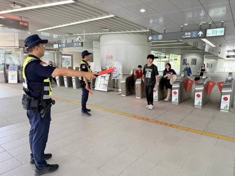 中部地區15日舉行城鎮韌性防空演習，警方進駐中捷站內，管制乘客於站內停留避難。（警方提供）