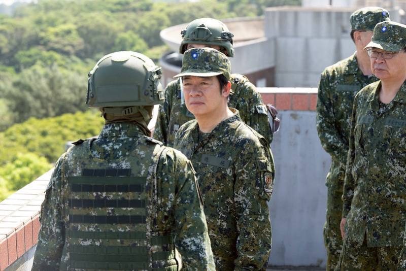 總統視導「漢光41號演習」，實地了解相關單位演練實況，肯定全體國軍投入最大心力執行演訓任務，強化行動應變能力，落實實戰化訓練要求