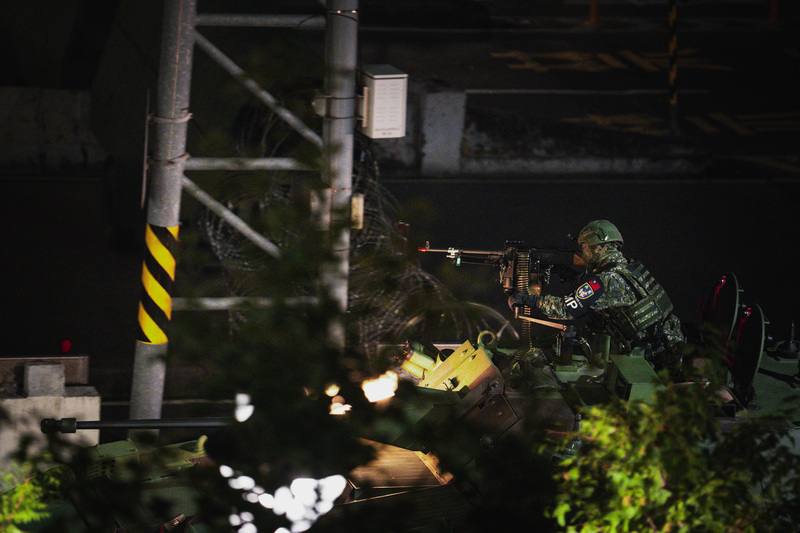 憲兵封鎖萬板大橋實施橋樑守備演練，官兵於雲豹八輪甲車上持機槍警戒中