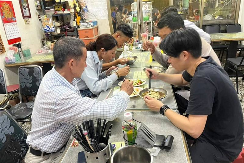 Taipower workers dine at a beef noodle restaurant in Tainan's Syuejia District on Sunday night. CNA photo July 14, 2025