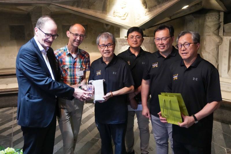 教育部鄭英耀部長（左3）致贈臺灣藍鵲造型紀念品與名產鳳梨酥予Klaus_Pfeffer副主教及導覽人員，駐德國謝志偉大使（右）也贈送臺灣烏龍茶葉禮盒予前開人員，表達感謝