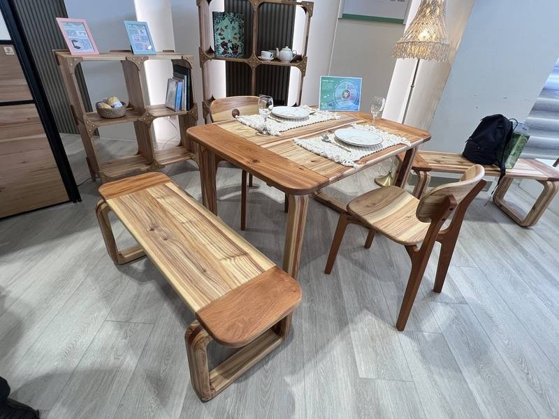 農業部林業保育署15日與台東縣政府合作，打造國產材永續發展據點，提供建材、家具、工藝品等多元國產材的板材及產品，扶植需要木材的微型產業與工藝，達到國產材永續利用的目標。圖為國產材家具