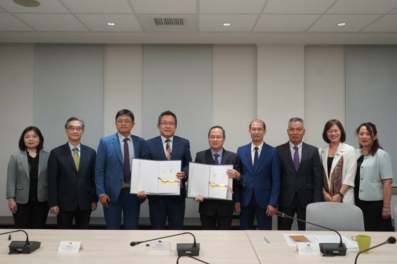 教育部林伯樵主任秘書（左三）、駐越南台北經濟文化辦事處劉世忠大使（左四）、駐台北越南經濟文化辦事處潘喬鍾代表（右五）及雙方見證人員合照