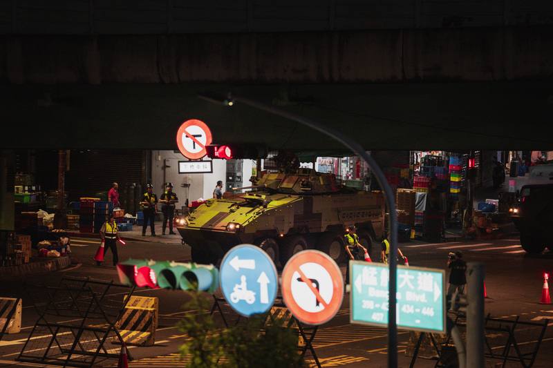 為強化中樞安全，憲兵全線封鎖萬板大橋實施橋樑守備演練，並出動雲豹八輪甲車對敵實施掃蕩