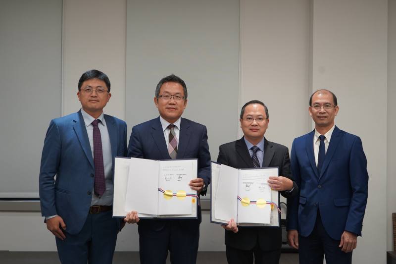 (由左至右)教育部林伯樵主任秘書、駐越南台北經濟文化辦事處劉世忠大使、駐台北越南經濟文化辦事處潘喬鍾代表及越方官員簽約合照