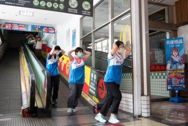 2025中部地區城鎮韌性防空演習15日舉行，沙鹿家樂福大賣場人員協助疏導民眾至防空疏散避難設施實施避難。（軍聞社提供）