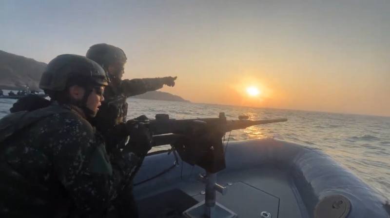 國軍「漢光41號」實兵操演進入第7天，馬祖防衛指揮部莒光守備大隊15日於莒光地區實施實彈射擊，模擬敵軍自海上突襲，兩棲連以成功艇實施近岸水域作戰，有效打擊接近敵船。（馬祖防衛指揮部提供）