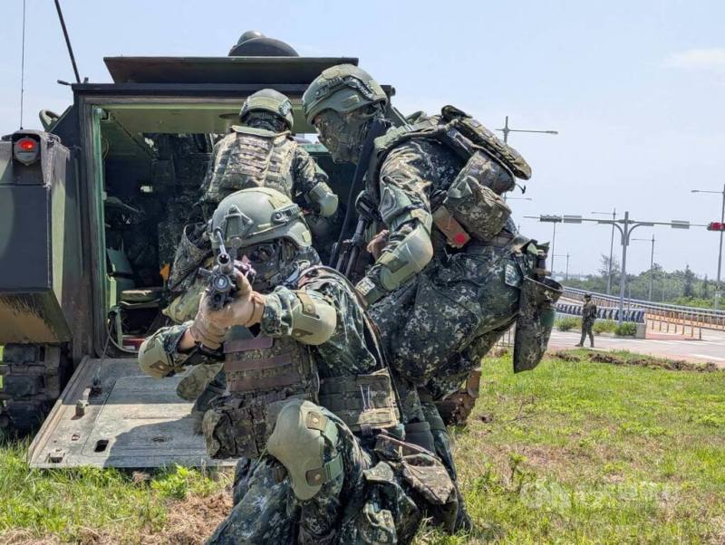 國軍「漢光41號」實兵操演來到第7天，陸軍金門防衛指揮部烈嶼守備大隊15日上午在金門大橋烈嶼端，執行「縱深陣地逐次抵抗」演練課目，應對登陸推進敵軍，機步連運用CM21甲車搶占地形要點，以火力壓制敵軍推進