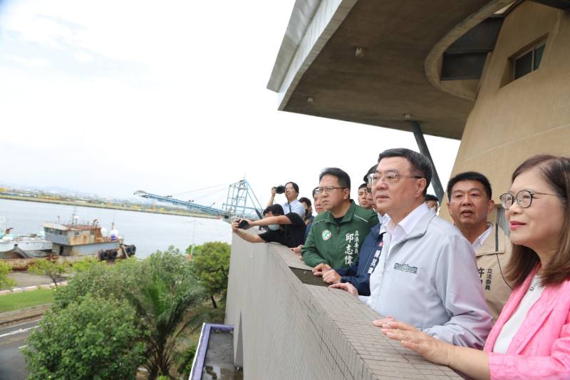 行政院長卓榮泰視察高雄興達港海巡基地碼頭整建及浚深工程